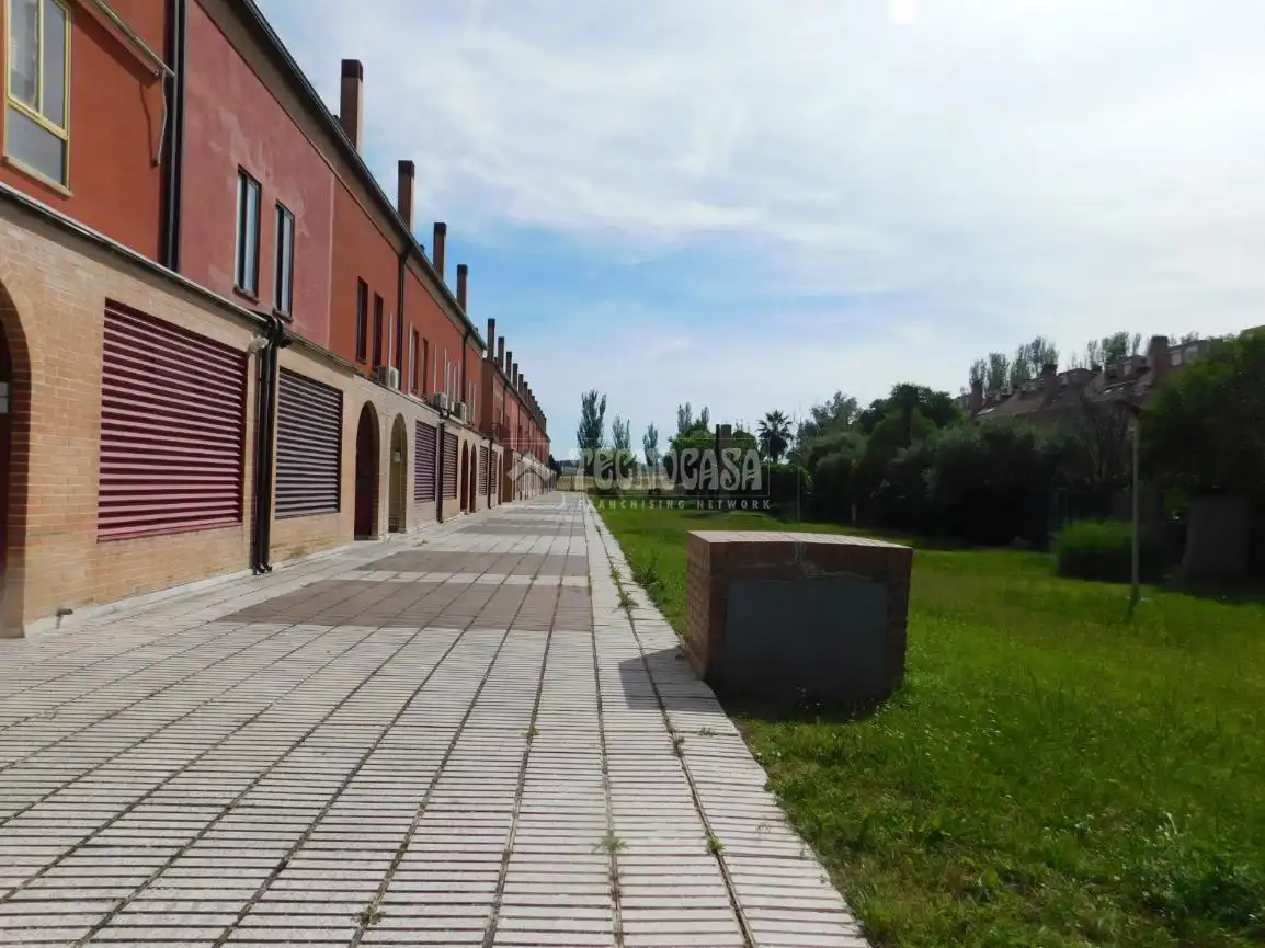 Vista exterior de Casa adosada en venta en Zaragoza con Piscina comunitaria