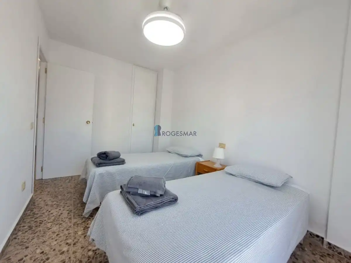 Habitación de Apartamento de alquiler en Benicasim / Benicàssim con Amueblado y Piscina comunitaria