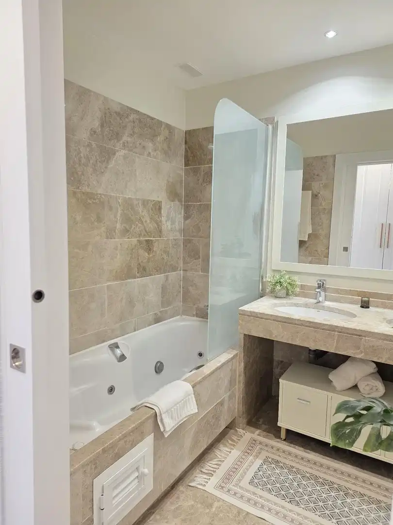 Bany de Casa o xalet en venda en Marbella amb Jardí privat, Terrassa i Traster