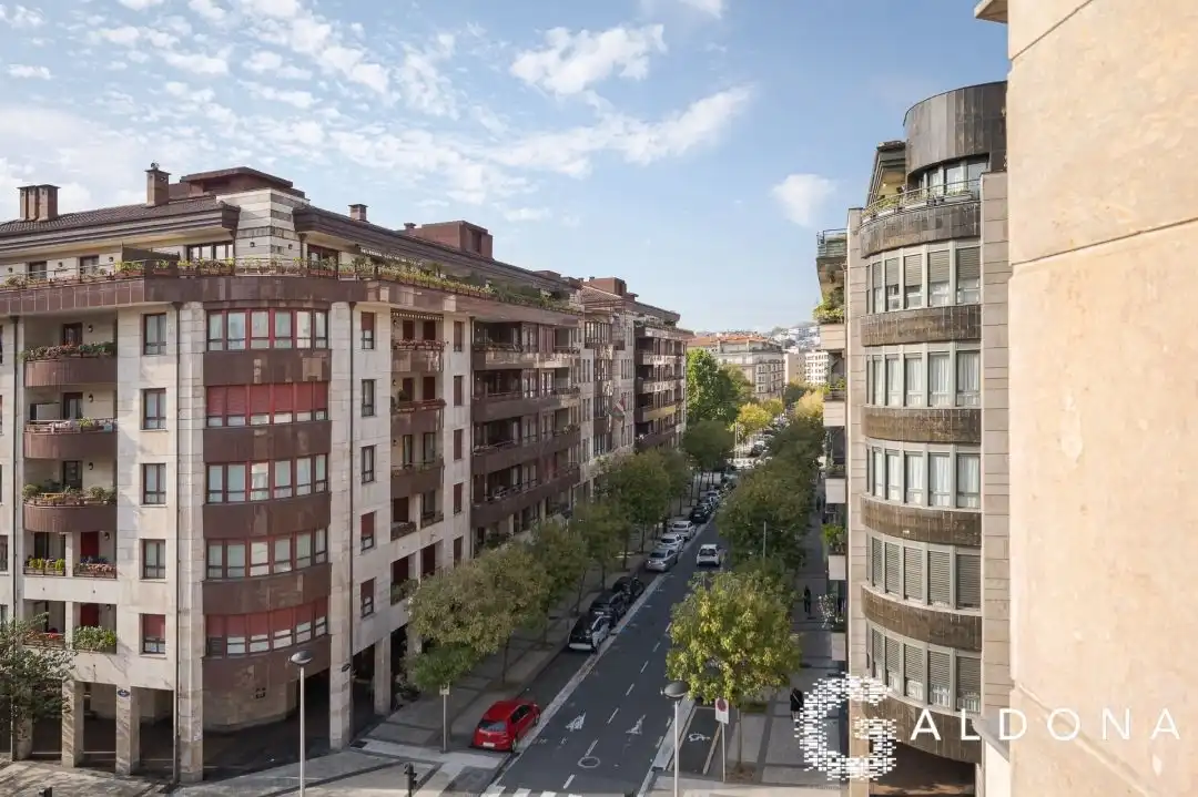 Vista exterior de Pis en venda en Donostia - San Sebastián  amb Calefacció, Terrassa i Balcó