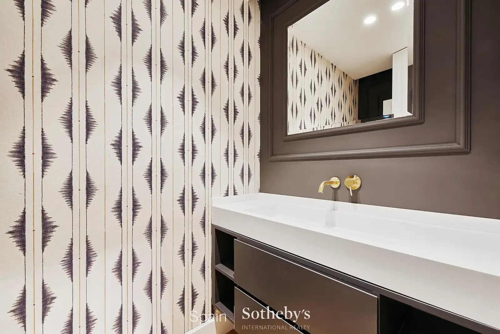 Bathroom of Apartments for sale in Madrid  with Air Conditioner, Terrace and Storage room