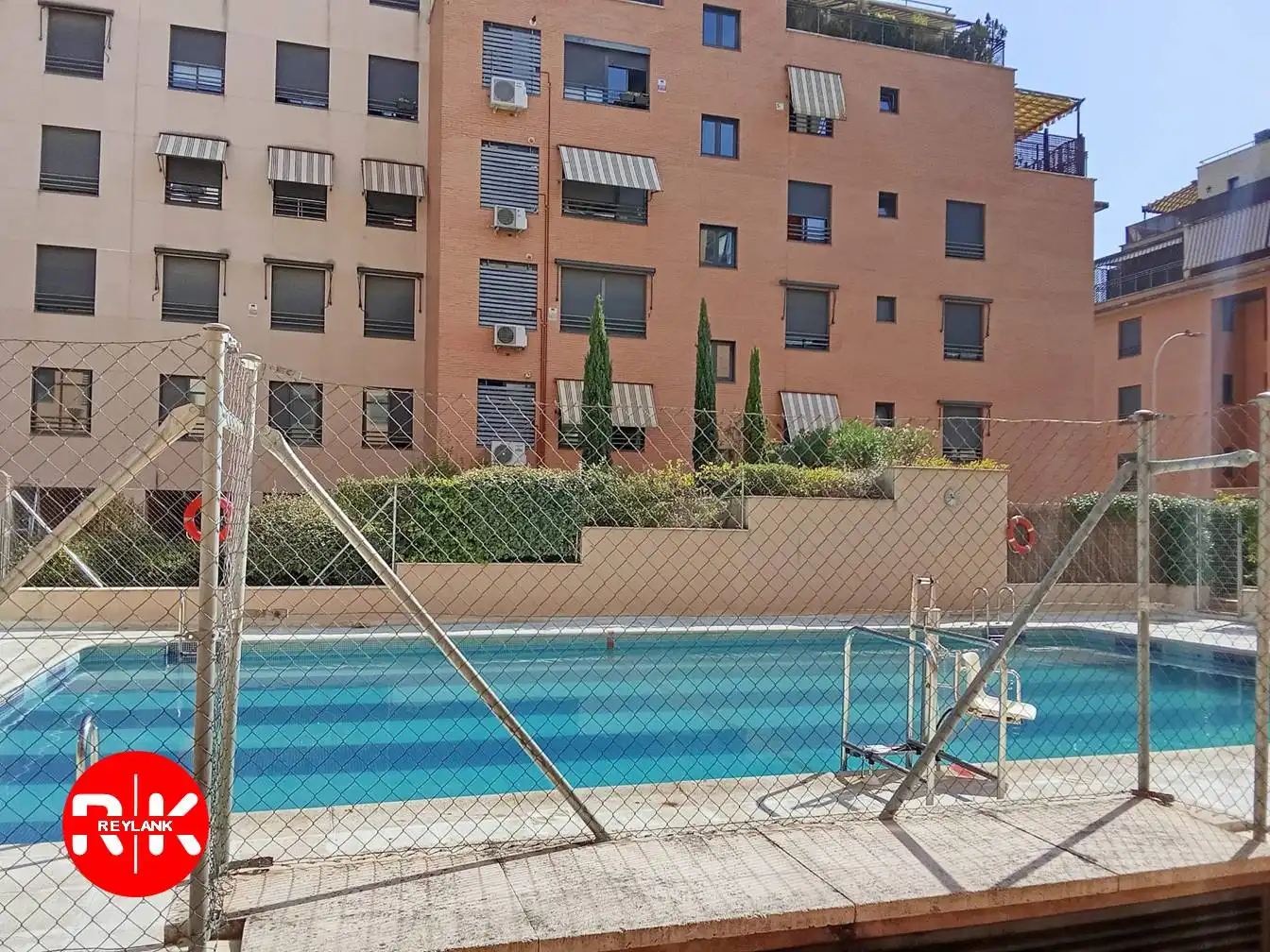 Swimming pool of Flat for sale in Madrid  with Air Conditioner, Heating and Private garden