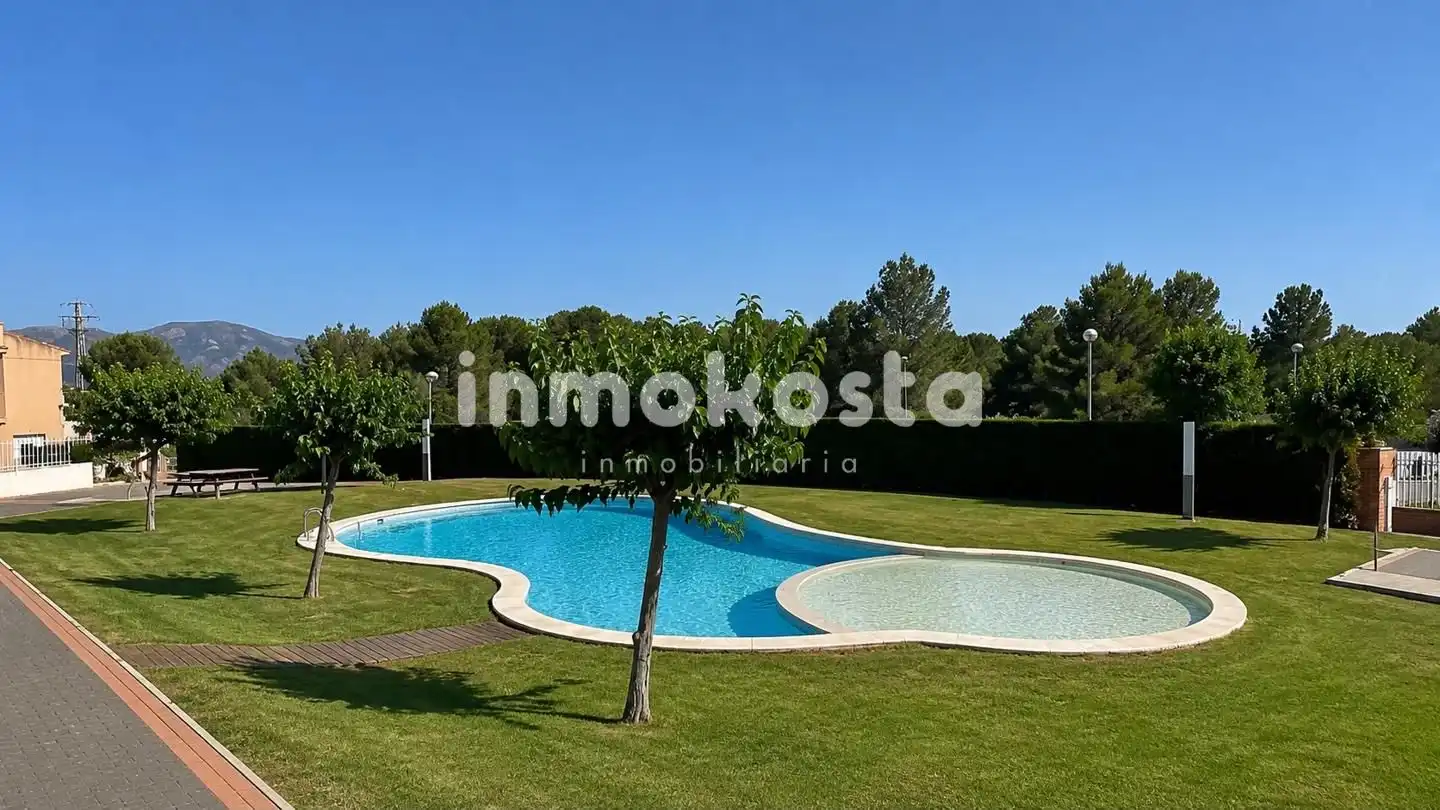 Piscina de Casa adosada en venda en La Nucia amb Aire condicionat, Jardí privat i Terrassa