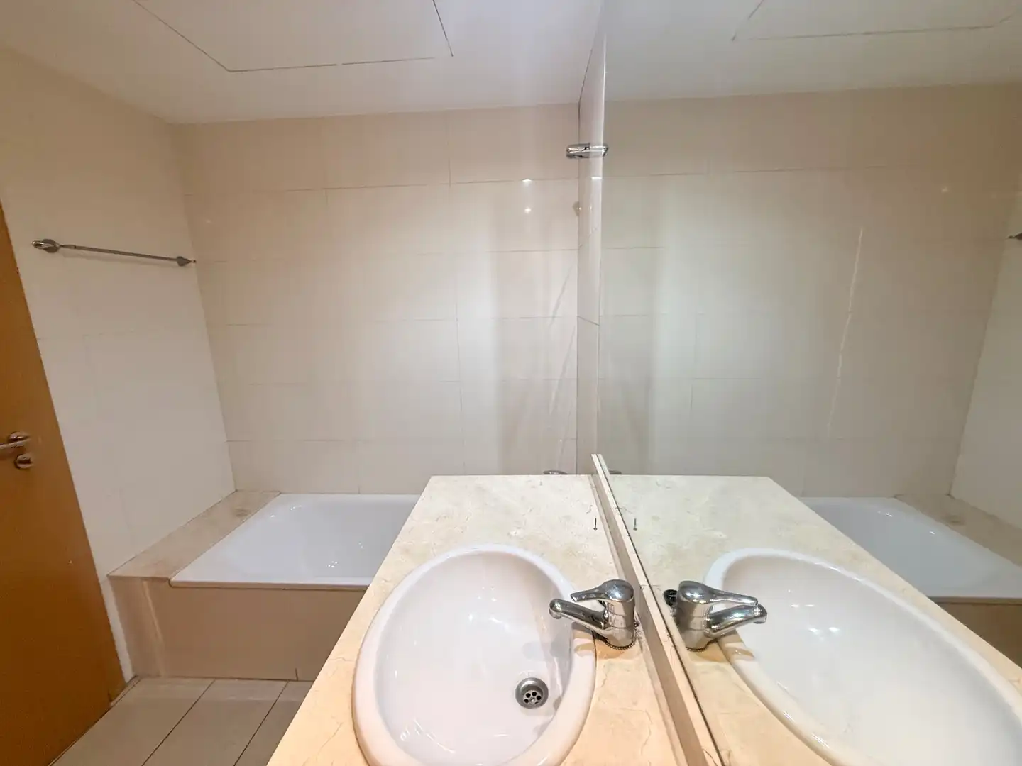 Bathroom of Flat for sale in L'Hospitalet de Llobregat  with Air Conditioner, Heating and Oven