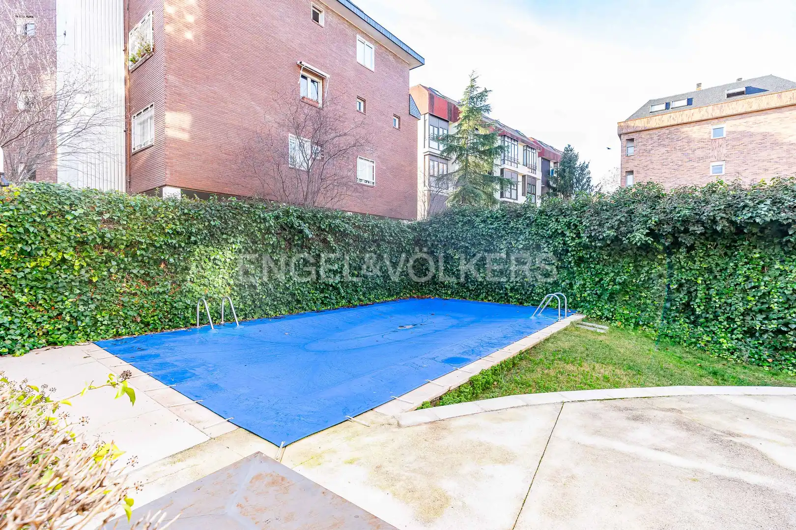 Piscina de Pis de lloguer en Madrid amb Aire condicionat, Calefacció i Jardí privat