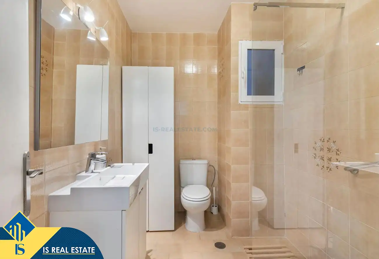 Badezimmer von Einfamilien-Reihenhaus zum Verkauf in Torrevieja mit Klimaanlage, Heizung und Privatgarten