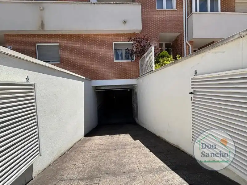 Parking de Casa adosada en venta en Cabezón de Pisuerga con Calefacción, Jardín privado y Terraza
