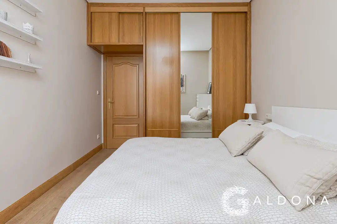 Dormitori de Pis en venda en Donostia - San Sebastián  amb Calefacció, Traster i Balcó