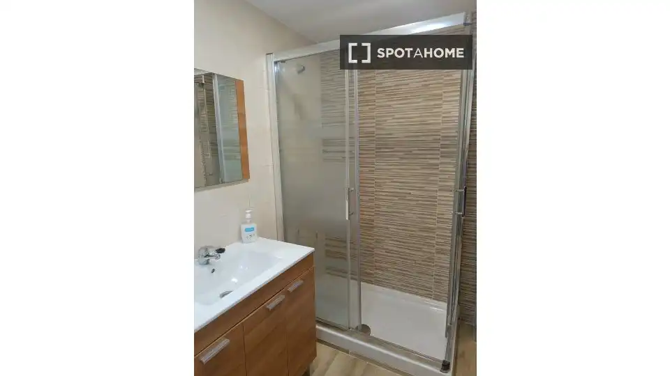 Bathroom of Flat for rent in Valencia  with Air Conditioner, Heating and Furnished