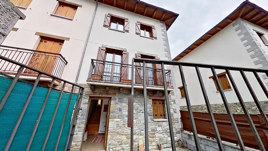 Vista exterior de Casa adosada en venda en Isaba / Izaba amb Calefacció, Moblat i Balcó