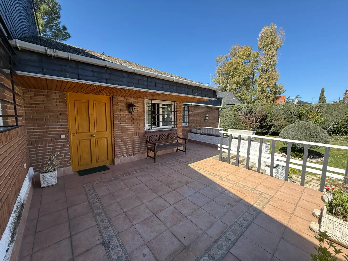 Vista exterior de Casa o xalet en venda en Las Rozas de Madrid amb Aire condicionat, Calefacció i Jardí privat