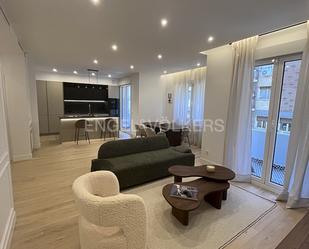 Sala d'estar de Apartament en venda en  Madrid Capital amb Aire condicionat, Calefacció i Moblat