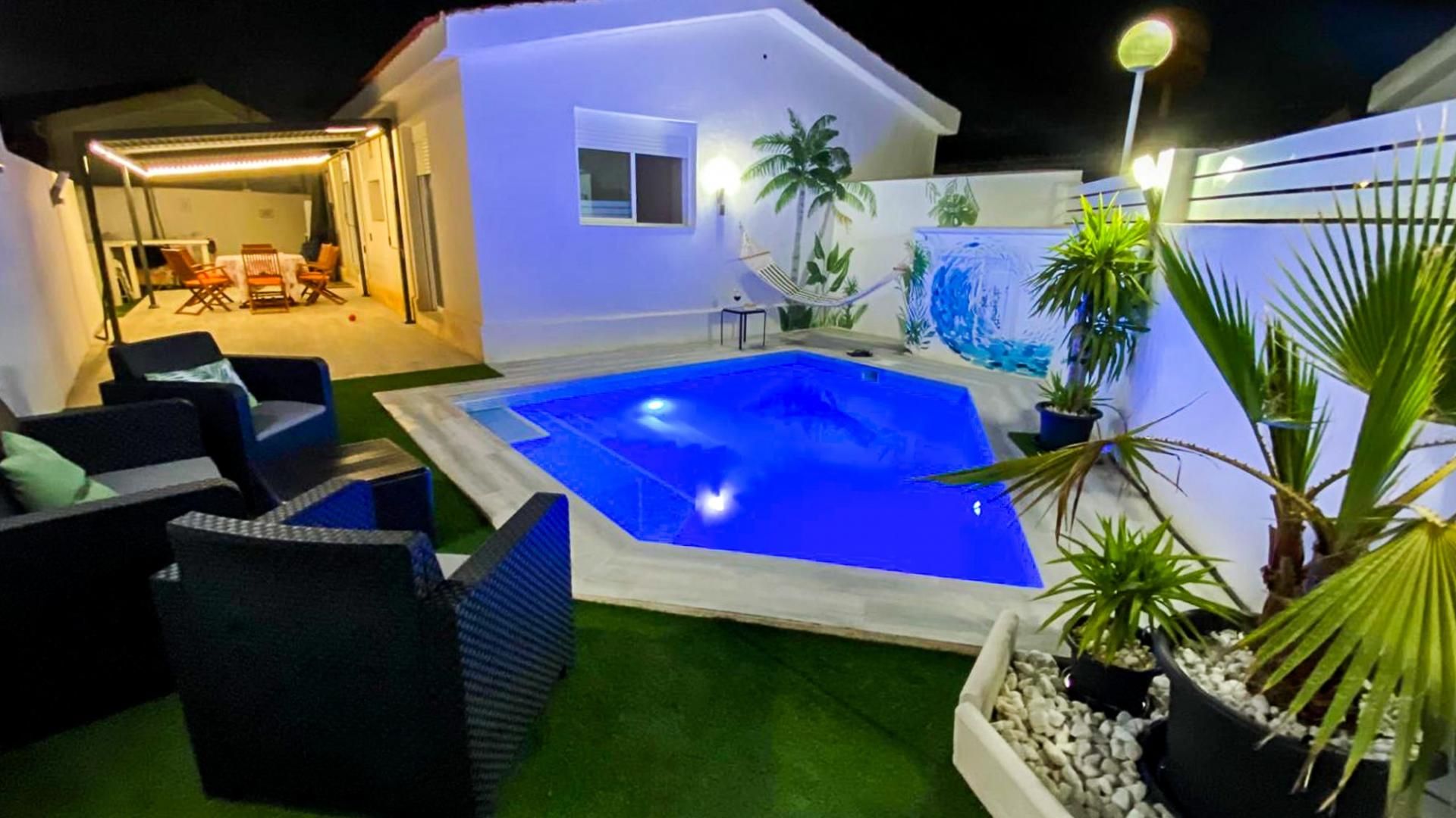 Piscina de Casa adosada en venda en Torrevieja amb Jardí privat, Terrassa i Traster