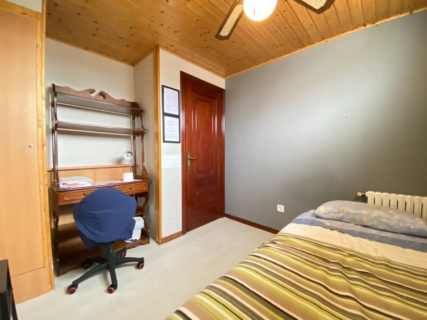 Habitación de Casa adosada en venta en Santiago de Compostela  con Calefacción, Trastero y Amueblado