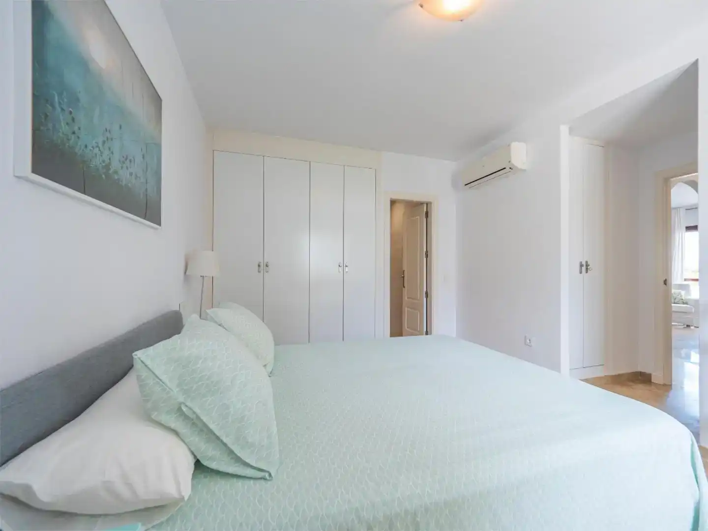 Dormitori de Apartament en venda en Marbella amb Aire condicionat i Piscina