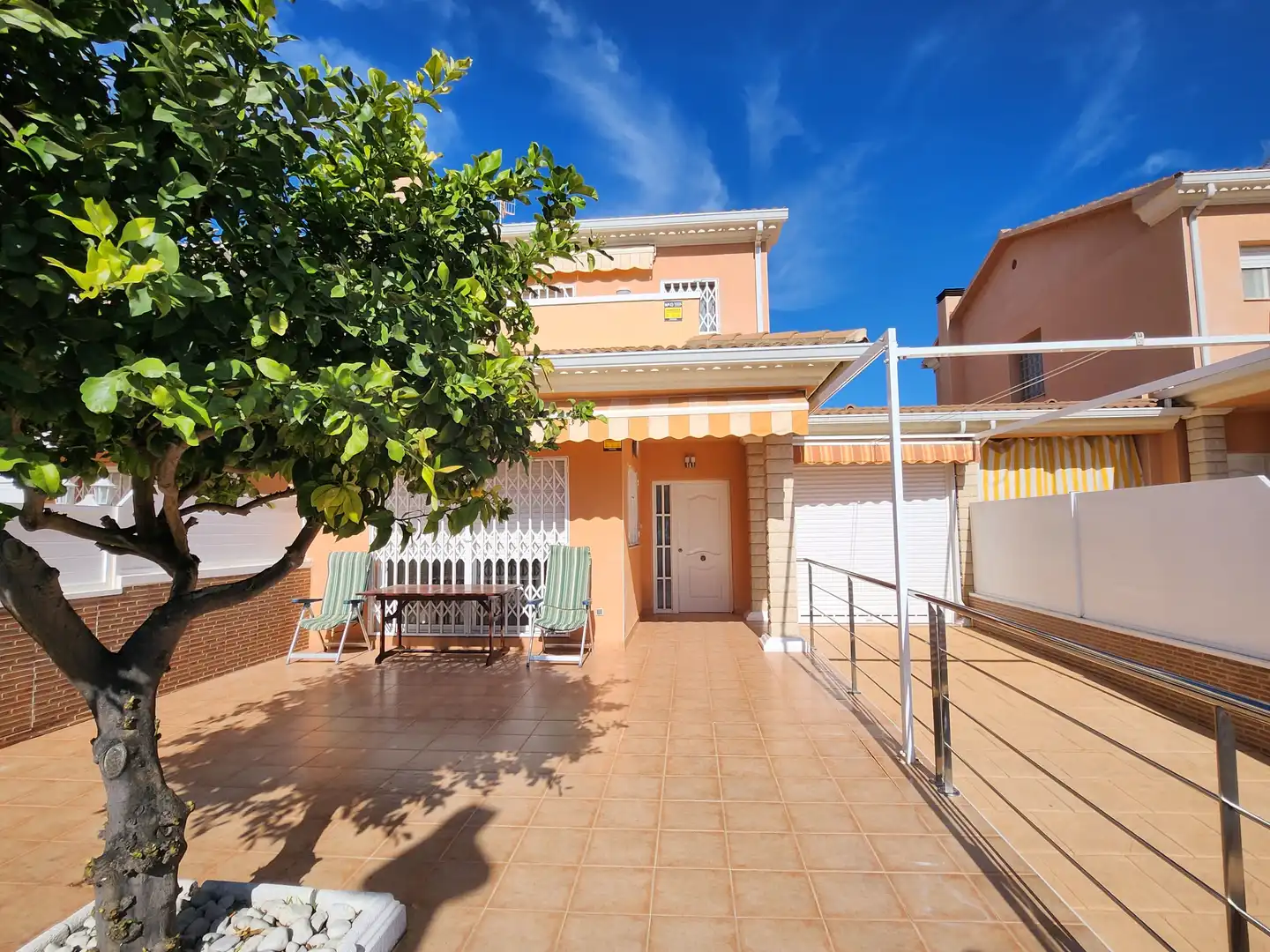 Vista exterior de Casa adosada en venta en Roda de Berà con Aire acondicionado, Calefacción y Terraza