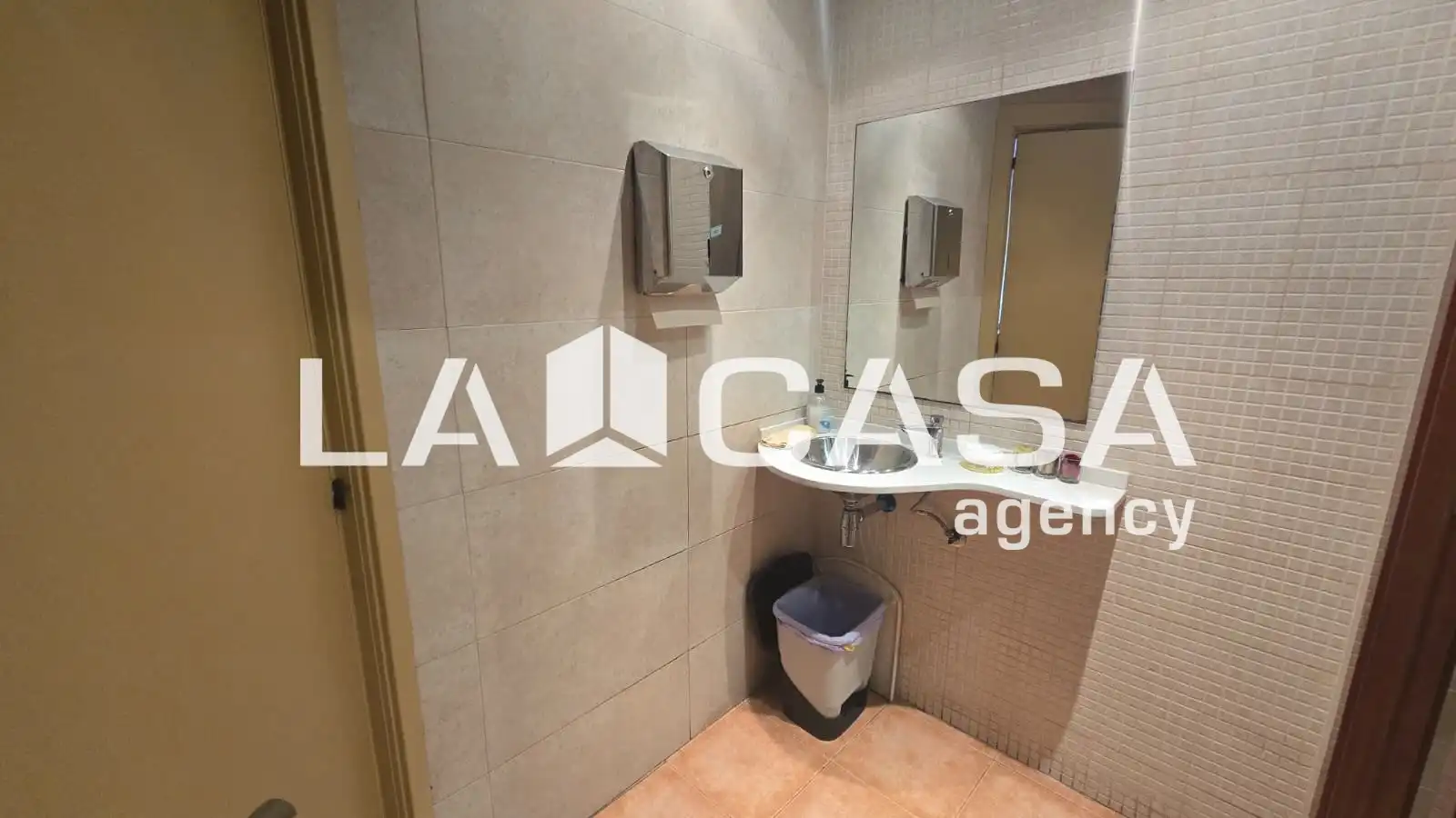 Baño de Local en venta en Barcelona