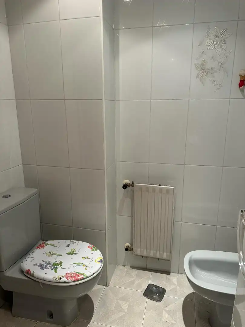 Bathroom of Flat for rent in Avilés  with Heating, Parquet flooring and Storage room