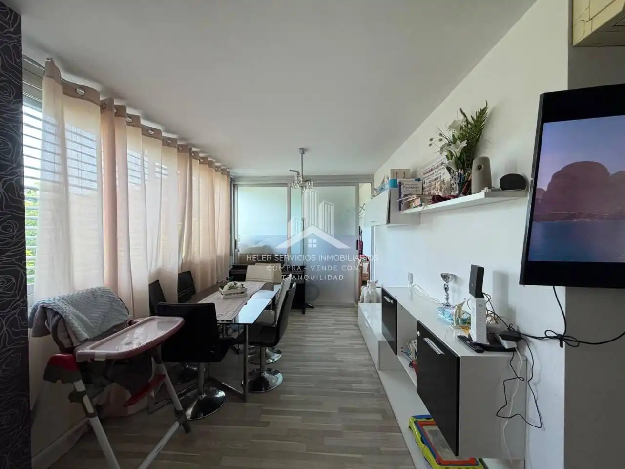 Sala de estar de Piso en venta en Castellón de la Plana / Castelló de la Plana con Balcón y Alarma
