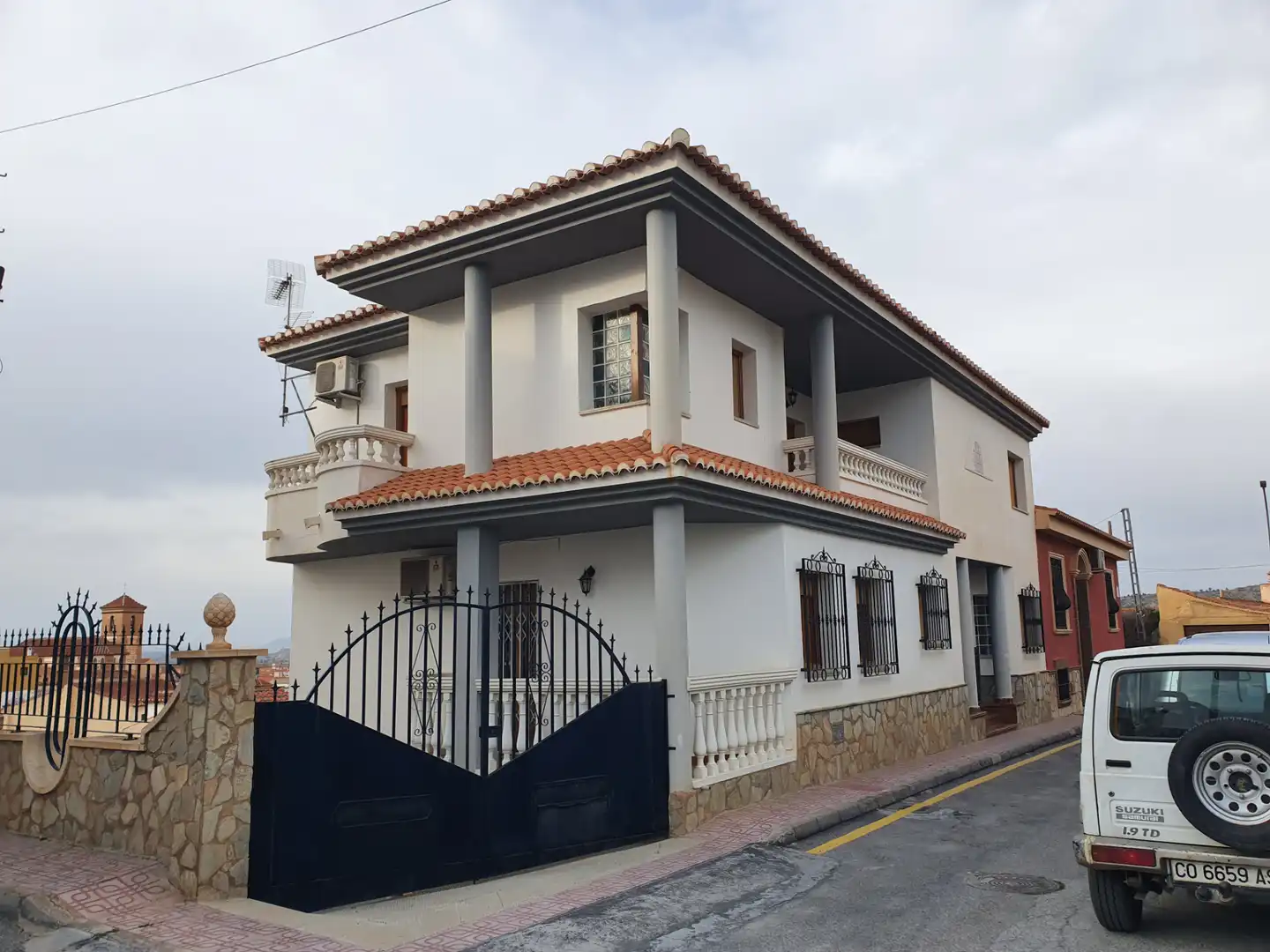 Vista exterior de Casa o xalet en venda en Guadix amb Aire condicionat, Calefacció i Terrassa