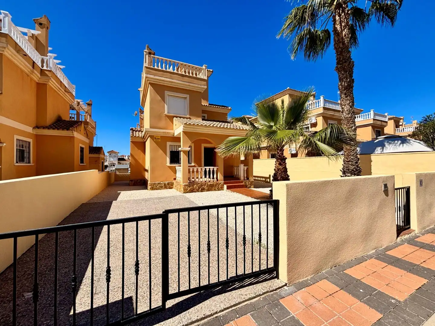Vista exterior de Casa o xalet en venda en Algorfa amb Jardí privat, Terrassa i Moblat