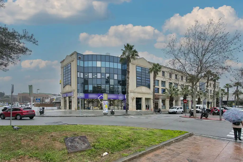 Vista exterior de Oficina en venda en Cornellà de Llobregat