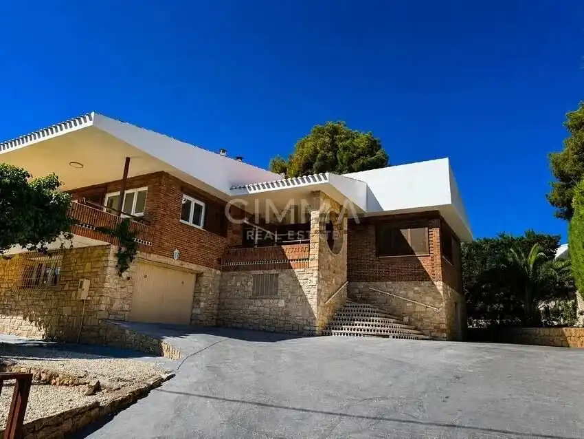 Xalet amb piscina en venda a Montebello - Nou Espai