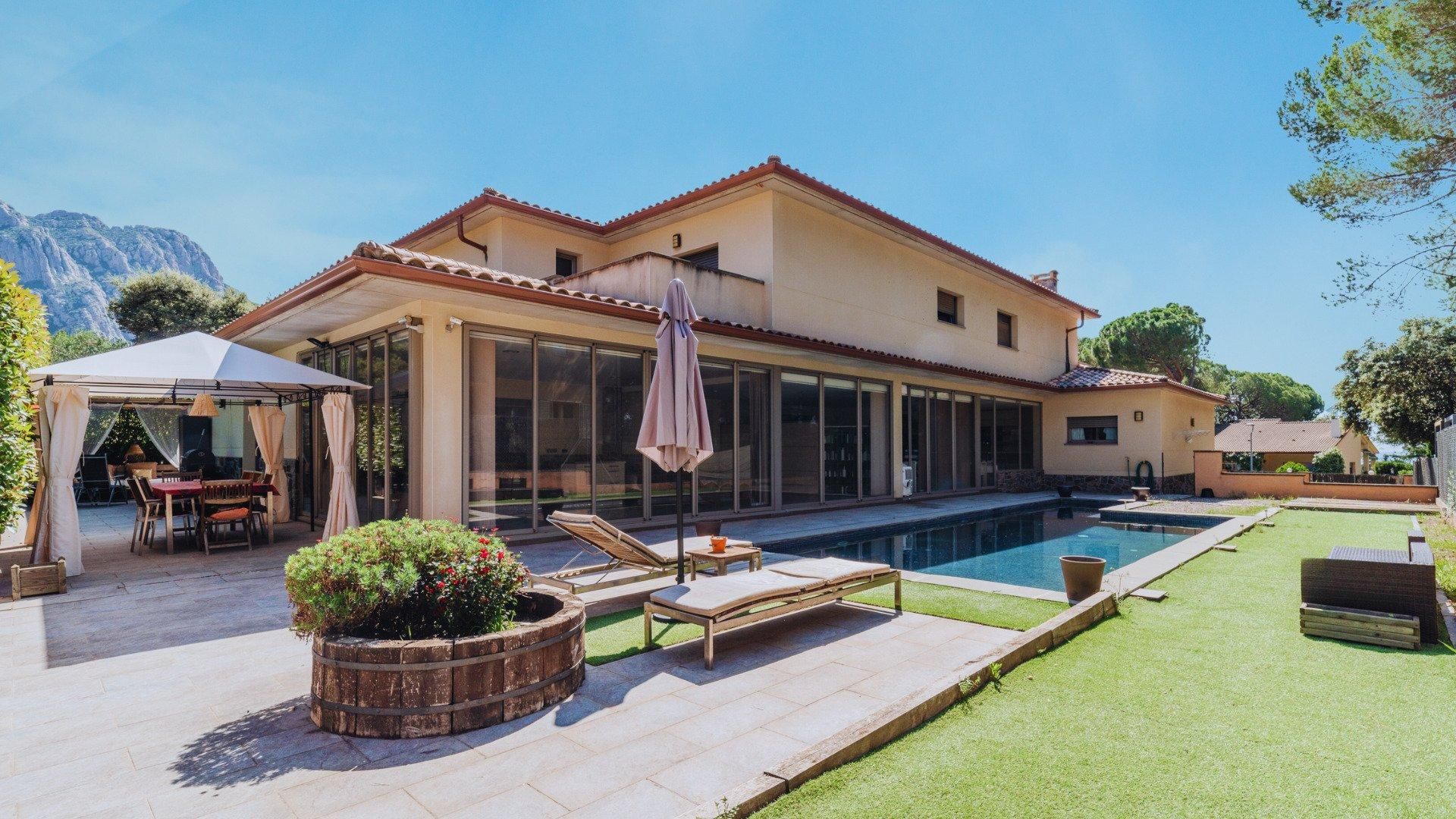 Vista exterior de Casa o xalet en venda en Collbató amb Calefacció, Terrassa i Piscina