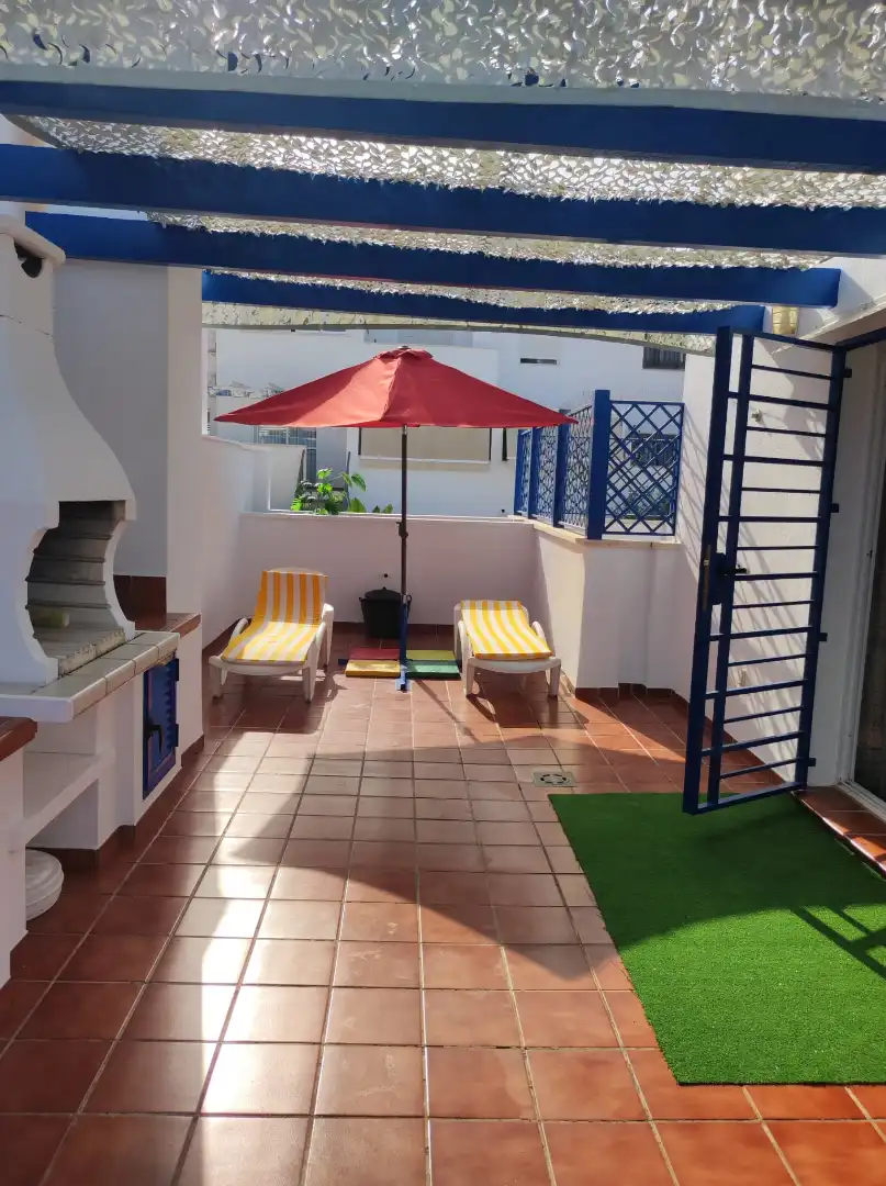 Terrasse von Einfamilien-Reihenhaus zum Verkauf in Torremolinos mit Klimaanlage, Privatgarten und Terrasse