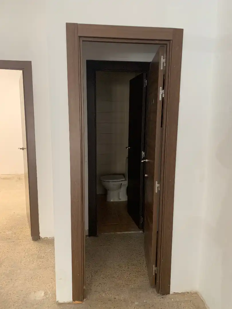 Baño de Local de alquiler en Cornellà de Llobregat con Aire acondicionado