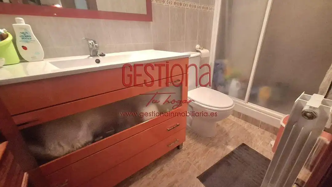 Badezimmer von Erdgeschoss zum Verkauf in Castro-Urdiales mit Heizung, Privatgarten und Terrasse