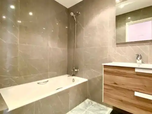 Badezimmer von Wohnung zum Verkauf in Barcelona mit Klimaanlage, Heizung und Parkett