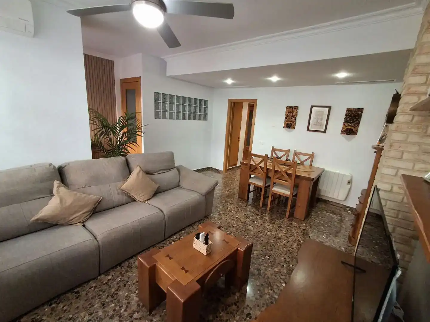 Sala d'estar de Casa adosada en venda en Sagunto / Sagunt amb Aire condicionat i Piscina