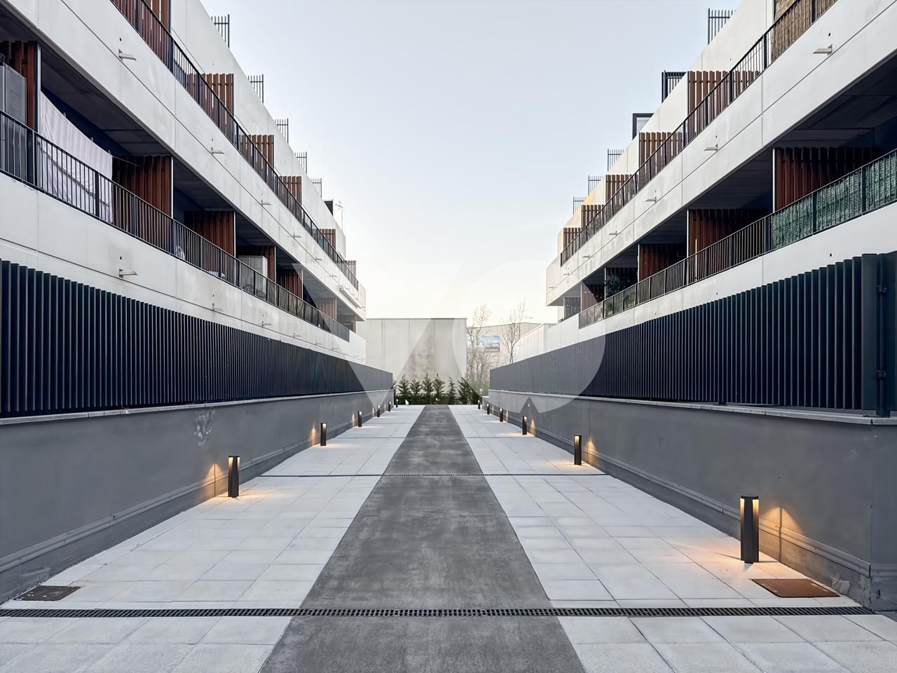 Vista exterior de Estudi en venda en San Sebastián de los Reyes amb Aire condicionat, Piscina i Internet