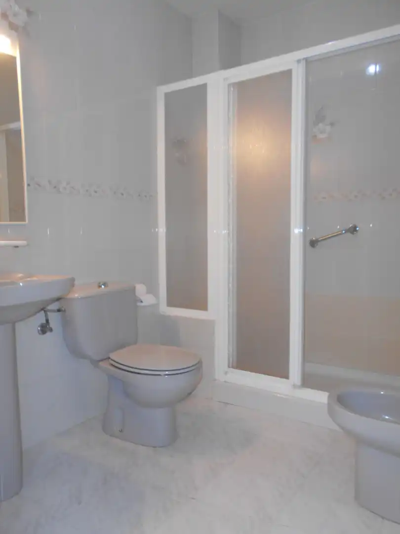 Badezimmer von Wohnungen zum Verkauf in Ciudad Real mit Klimaanlage, Heizung und Abstellraum