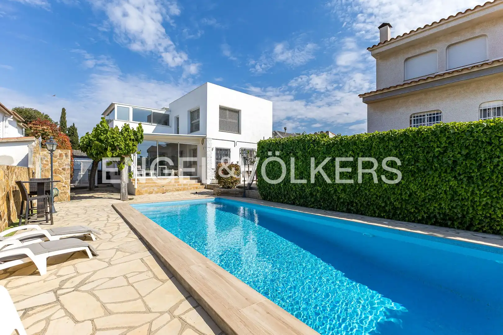 Swimming pool of Houses for sale in Vilanova i la Geltrú  with Air Conditioner, Heating and Private garden