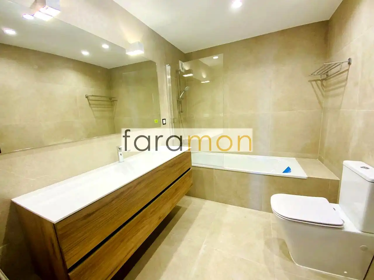 Bathroom of Flat for rent in Vigo   with Air Conditioner, Heating and Terrace