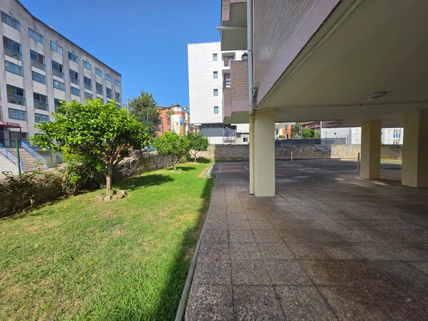 Aparcament de Pis en venda en Castro-Urdiales amb Terrassa, Traster i Piscina comunitària