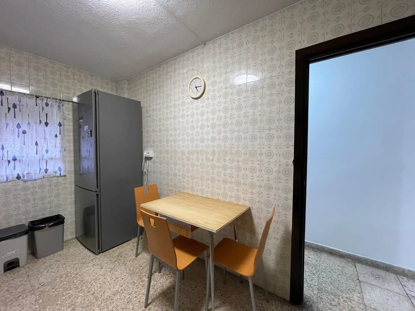 Cocina de Piso de alquiler en Granada con Lavadora, Microondas y TV