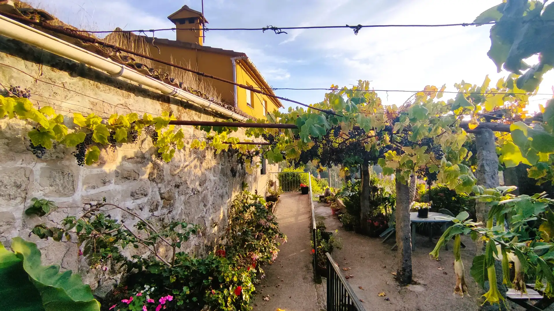 Vista exterior de Casa adosada en venta en Gondomar con Calefacción, Jardín privado y Parquet