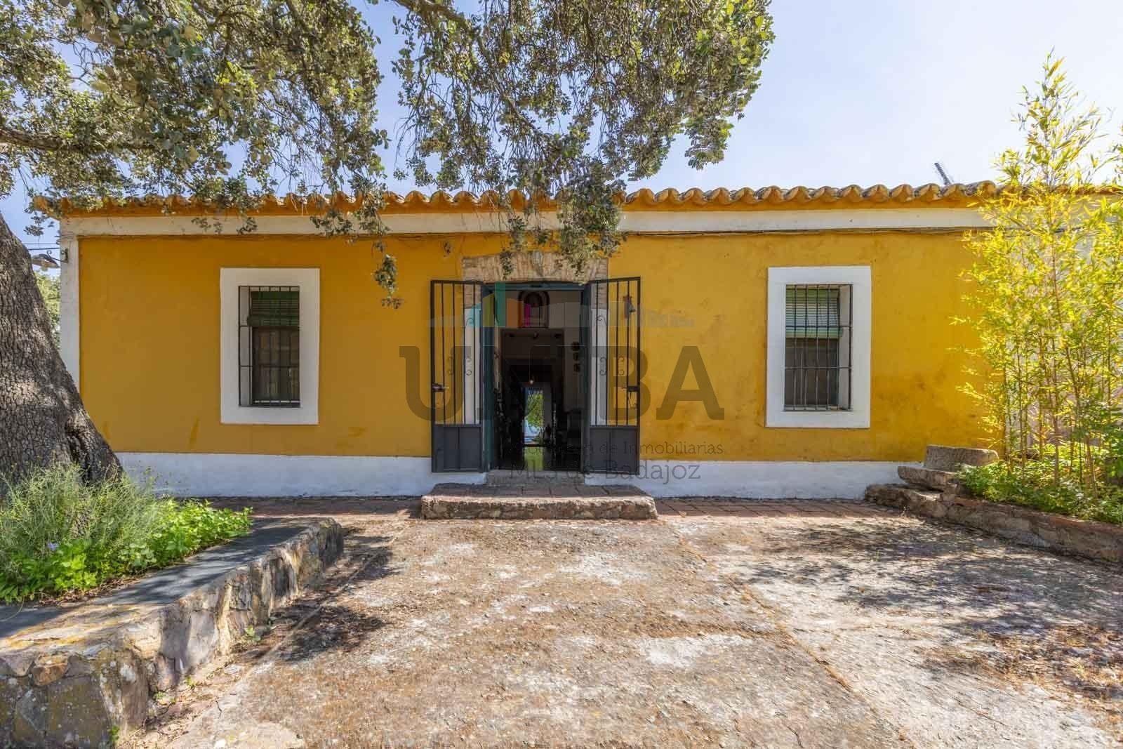 Vista exterior de Casa o xalet en venda en Fuente del Arco amb Calefacció, Traster i Piscina