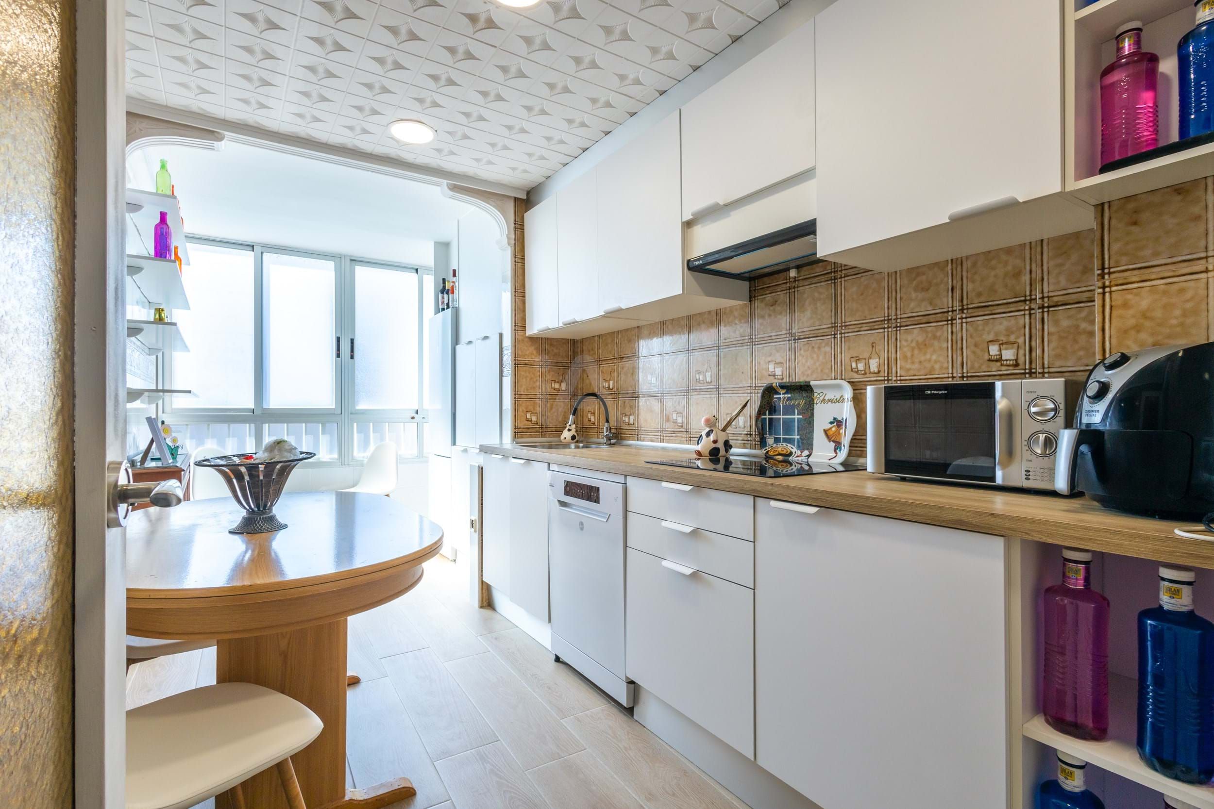 Küche von Wohnung zum Verkauf in Torrevieja mit Klimaanlage und Terrasse