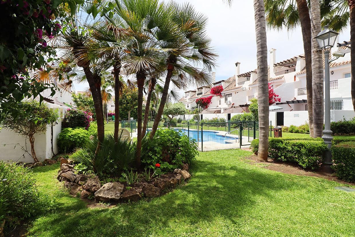Jardí de Casa adosada en venda en Marbella amb Terrassa i Piscina comunitària