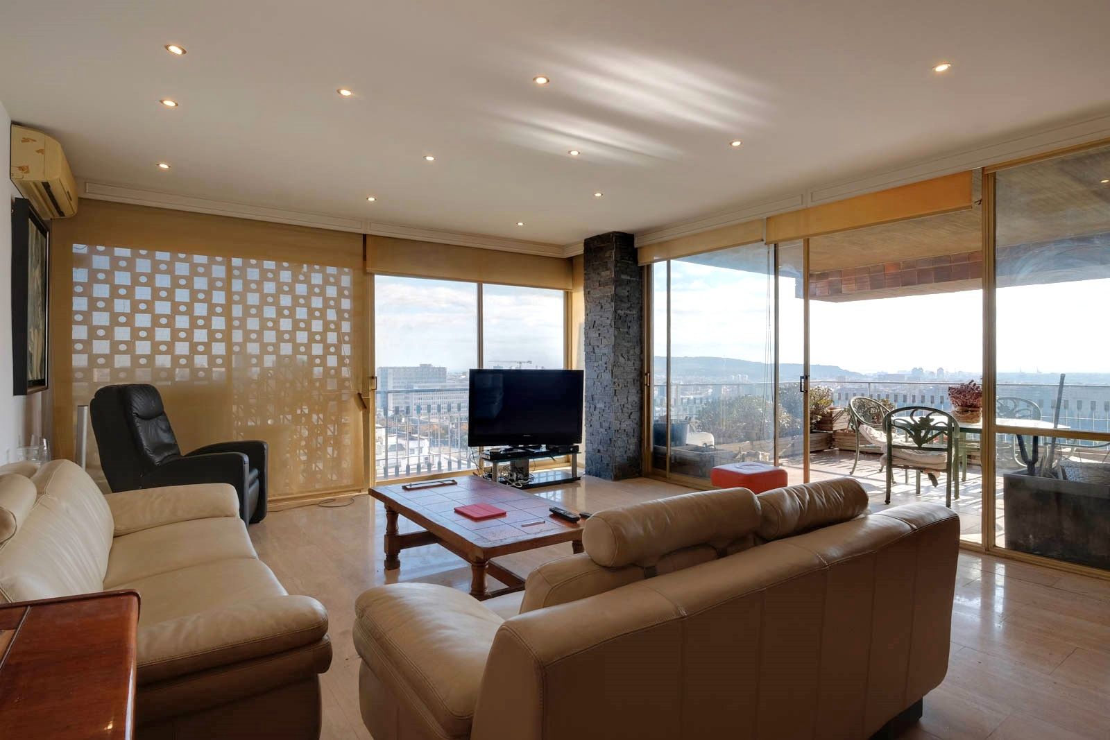 Living room of Flat for sale in  Barcelona Capital  with Air Conditioner, Heating and Parquet flooring