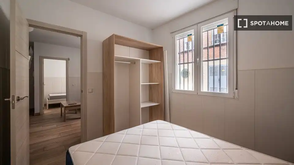 Dormitori de Apartament per a compartir en Madrid amb Aire condicionat, Terrassa i Moblat