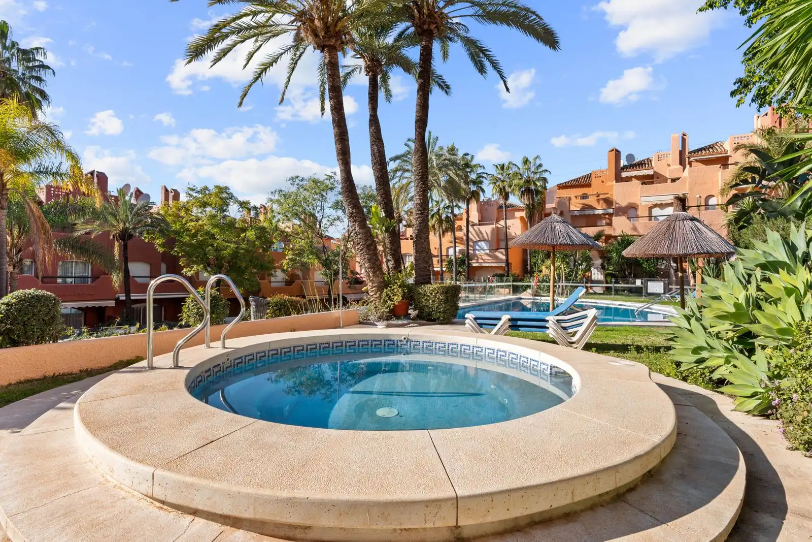 Jardí de Casa adosada en venda en Marbella amb Aire condicionat, Terrassa i Moblat