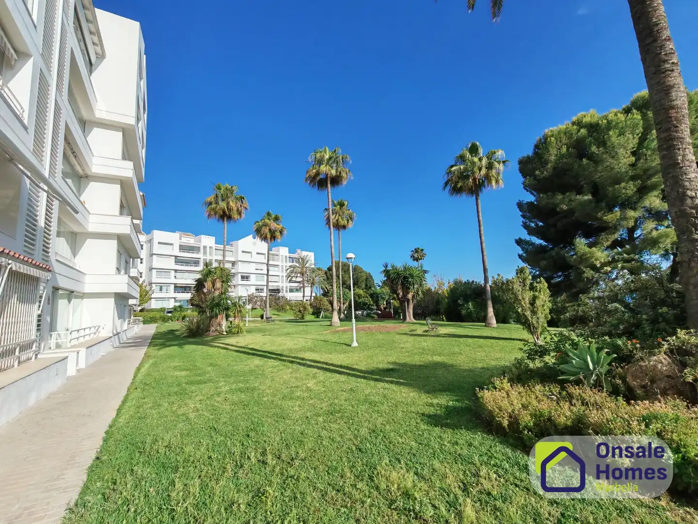 Vista exterior de Apartamento en venta en Marbella con Terraza, Trastero y Piscina comunitaria