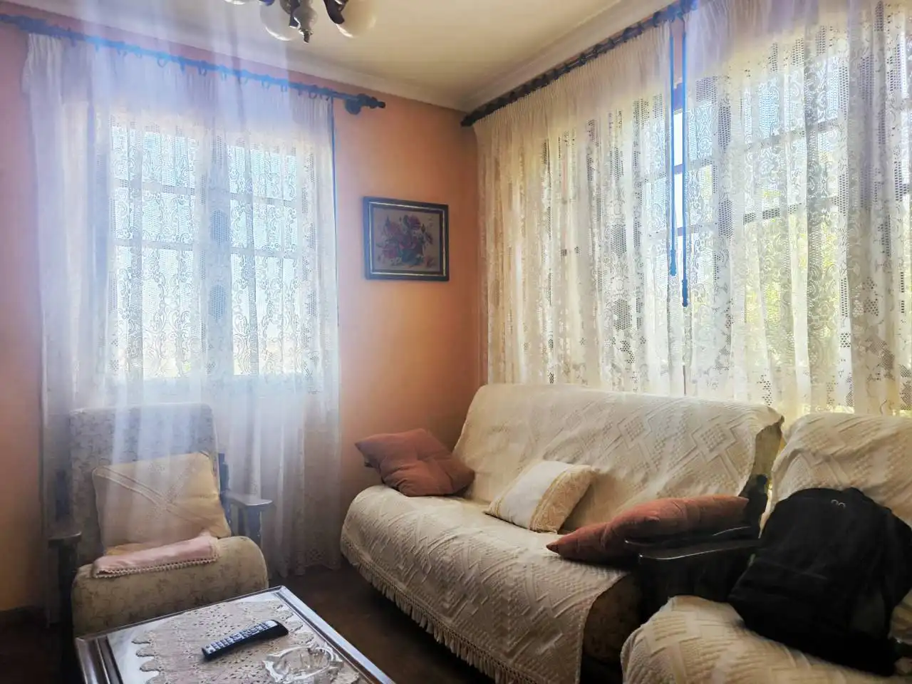 Sala d'estar de Casa o xalet en venda en León Capital  amb Calefacció, Jardí privat i Parquet
