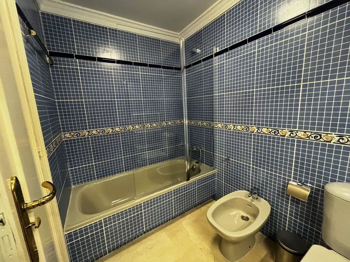 Baño de Apartamento de alquiler en Estepona con Terraza, Amueblado y Piscina comunitaria