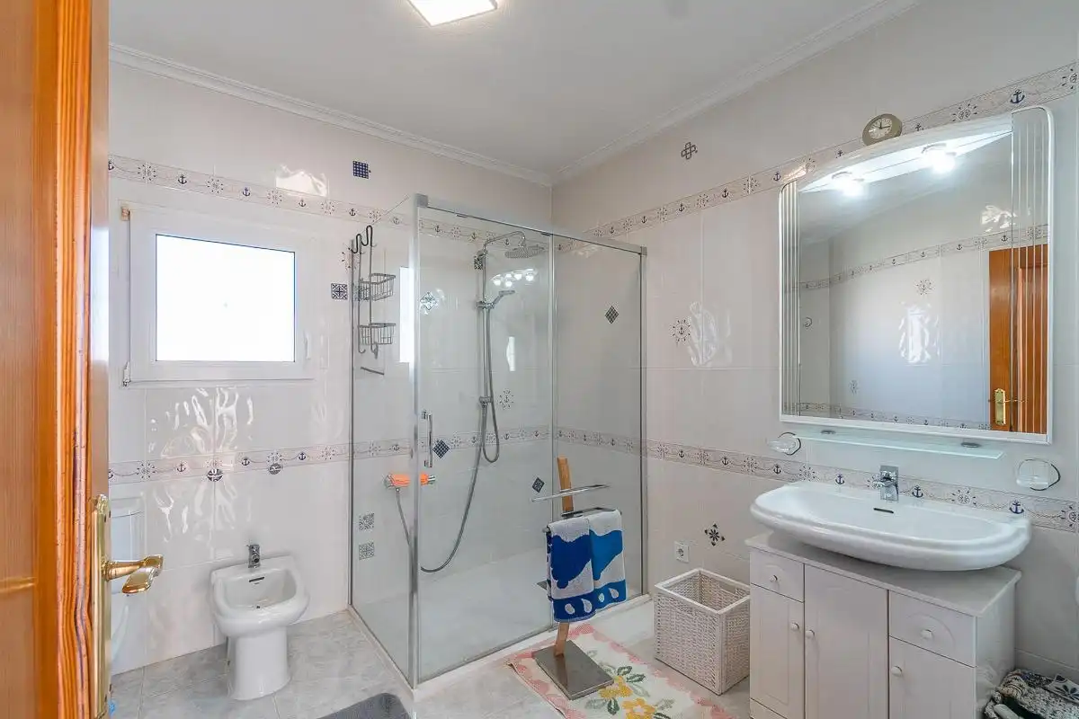 Bany de Casa o xalet en venda en Orihuela amb Aire condicionat, Jardí privat i Terrassa
